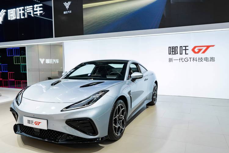 东莞66哪吒汽车在智能汽车领域的表现，领途汽车在新能源汽车市场中的影响力